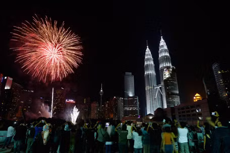 Pháo hoa nở bông rực rỡ ngay gần tháp đôi Petronas, Kuala Lumpur, Malaysia.