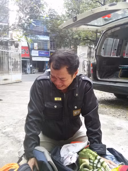 Ông Tu Ngọc Hoài, ba của nạn nhân Tu Ngọc Thạch vừa về đến Bệnh viện tỉnh Khánh Hòa chứng kiến mổ khám nghiêm tử thi con trai.