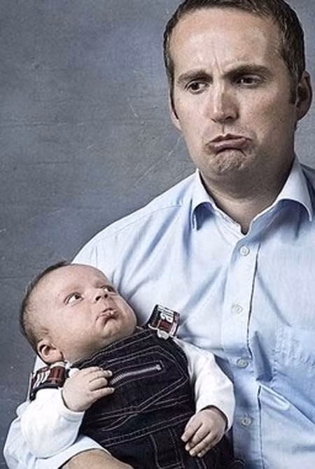 Làm mặt xấu cũng giống nhau như đúc.