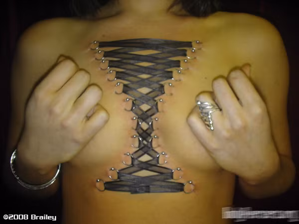 Cũng giống như mọi loại hình đụng chạm tới cơ thể, xỏ khuyên bản thân mang rất nhiều nguy hại cho sức khỏe, dễ nhận thấy chính là việc dị ứng với chất liệu khuyên xỏ.