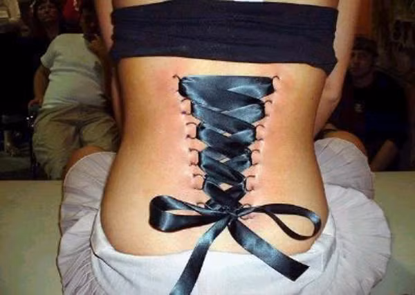 Đã có những cuộc biểu tình phản đối mốt thời trang kinh dị này bởi họ không muốn nhìn người thân của mình hành xác, chịu đau đớn, nhưng có lẽ những tín đồ cuồng nhiệt với phương châm “sẵn sàng hy sinh mọi thứ trên bàn thờ thời trang”, thì điều này không ảnh hưởng gì tới đam mê của họ.