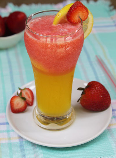 Sinh tố dâu tây, dưa lê. Dâu tây và dưa lê đều là nguồn cung cấp vitmin A, C dồi dào chống lại quá trình lão hóa tự nhiên của cơ thể. Đây là 2 loại quả đặc biệt tốt cho da, nuôi dưỡng tế bào da từ sâu bên trong.