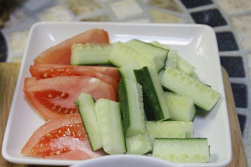 Sinh tố cà chua, dưa chuột, dứa. Cà chua giàu vitamin C, kali, carotene có tác dụng chống oxy hóa, tái tạo các tế bào hư tổn, phòng ngừa lão hóa da. Dứa chứa nhiều loại acid amin, nguồn năng lượng chính của tế bào.