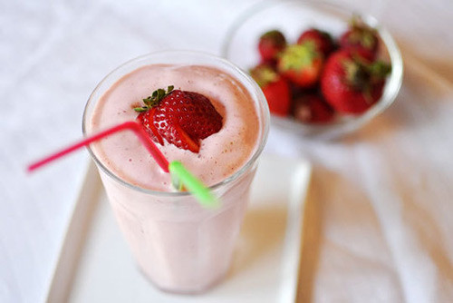 Sinh tố dâu tây, đu đủ, sữa tươi. Loại sinh tố này vừa ngon miệng, vừa làm giảm các nguy cơ viêm da, giúp làm mờ sẹo mụn và các sắc tố nâu đen như: nám, tàn nhang...Dâu tây bỏ cuống, rửa sạch. Đu đủ gọt vỏ, bỏ hạt, xắt miếng cho vào máy xay sinh tố xay nhuyễn cùng sữa tươi, khuấy đều cho ra cốc là dùng được.