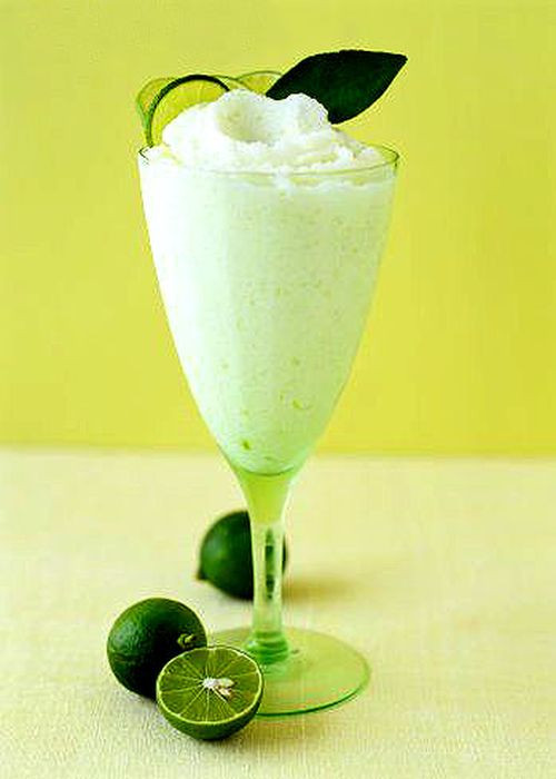 Sinh tố chanh, sữa tươi. Chanh để cả vỏ sẽ cho hương vị thơm nồng, nguồn vitamin C dồi dào từ chanh kết hợp với các dưỡng chất phong phú từ sữa sẽ cho bạn làn da đẹp đến ngỡ ngàng. Không chỉ làm chậm quá trình lão hóa, chanh còn giúp làm sáng da, kích thích tiêu hóa cho da luôn hồng hào tự nhiên.