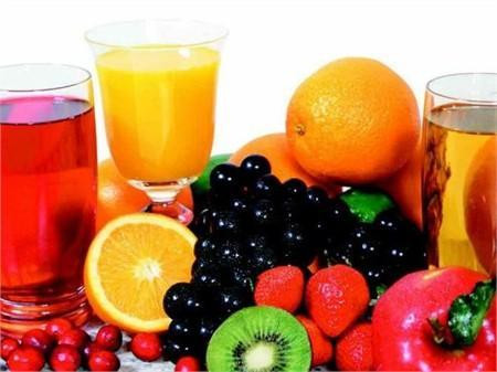 Sinh tố cam, nho. Nguồn vitamin C phong phú trong cam, nho thúc đẩy trao đổi chất, chuyển hóa chất sừng cho da, tăng cường tiêu hóa, trung hòa độ kiềm và acid trong huyết dịch tế bào. Đồng thời phòng ngừa thiếu máu, táo bón làm da dẻ mịn màng, tươi sáng.