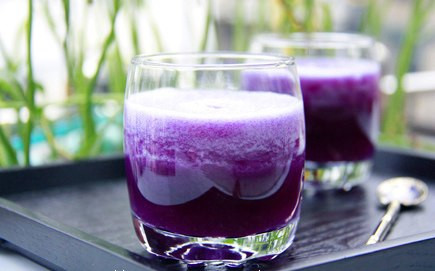 Sinh tố dâu tây, bắp cải tím. itamin A kết hợp với vitamin P trong bắp cải tím thành một hợp phức, có tác dụng bảo vệ cho thành mạch máu bền vững và bảo vệ cho cơ thể khỏi những tác nhân ôxy hóa cho làn da tươi trẻ lâu dài.