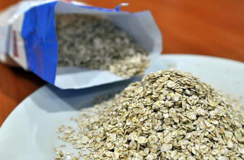 Cháo bột yến mạch. Rất nhiều nghiên cứu đã chỉ ra rằng bột yến mạch có công dụng ngăn ngừa thiếu máu trong thai kỳ. Yến mạch là nguồn dự trữ tuyệt vời các chất xơ hòa tan, protein và các vitamin nhóm B, thiamin, riboflavin và B6. Ngoài ra, yến mạch còn cung cấp sắt, canxi, magie, selen và phốt pho.