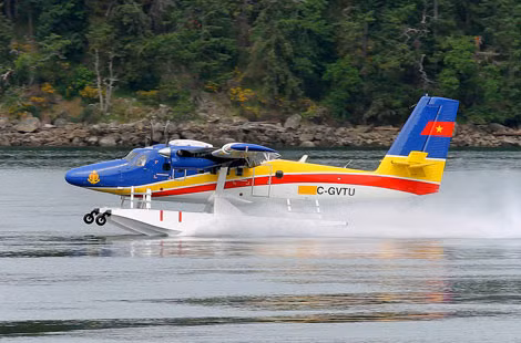Thủy phi cơ DHC-6 của Việt Nam thử nghiệm cất hạ cánh trên mặt nước.