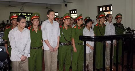 Các hung thủ trong vụ "quan tài diễu phố" tại phiên tòa xét xử.