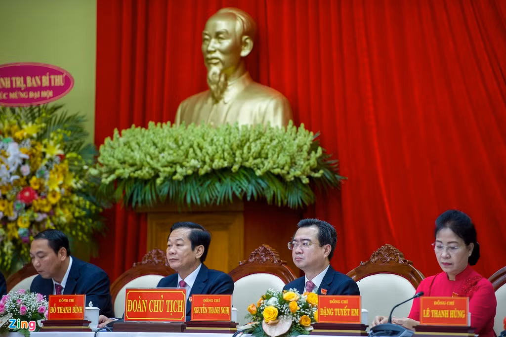 Tuy nhiên, Kiên Giang cũng còn nổi lên một số hạn chế là kinh tế - xã hội phát triển chưa tương xứng với tiềm năng, lợi thế của tỉnh. Đời sống của một bộ phận nhân dân còn khó khăn, chất lượng nguồn nhân lực chuyển biến chưa nhiều.