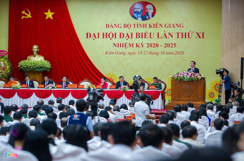 Mục tiêu tổng quát trong nhiệm kỳ mới, tầm nhìn đến năm 2030 của tỉnh Kiên Giang là thực hiện 3 khâu đột phá: Một là đẩy mạnh thực hiện đồng bộ, hiệu quả công tác cải cách hành chính. Hai là phát triển, nâng cao chất lượng nguồn nhân lực. Ba là tập trung đầu tư xây dựng kết cấu hạ tầng kinh tế - xã hội đồng bộ, nhất là giao thông, tạo điều kiện thuận lợi cho kết nối và phát triển.