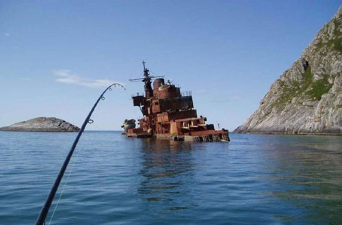 Chiếc tuần dương hạm bị mắc cạn có lượng giãn nước tới 16.640 tấn, dài 210m, rộng 22m, mớn nước 6,9m.