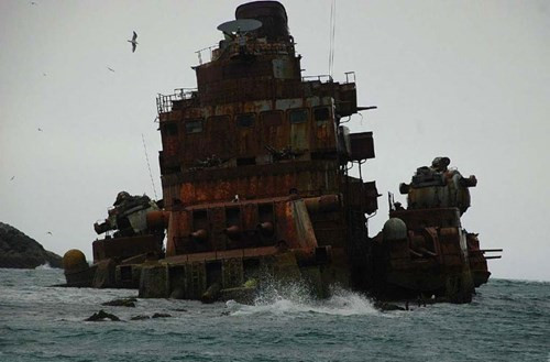 Thật khó để có thể kéo con tàu lớn tới như vậy ra khỏi vùng bị mắc cạn. Và vì thế mà trong suốt gần 20 năm, chính quyền Na Uy bất lực nhìn khối sắt khổng lồ khiến môi trường biển xâm hại.