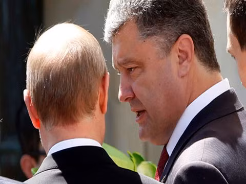 Tổng thống Nga Vladimir Putin (trái) và Tổng thống đắc cử của Ukraine Petro Poroshenko