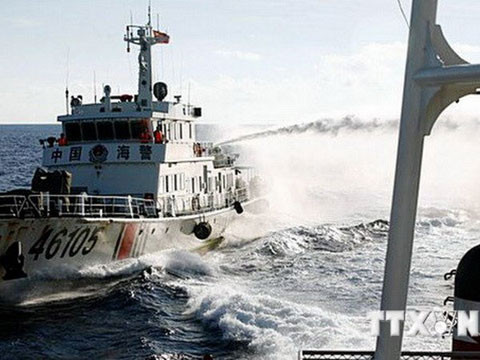 Tàu Trung Quốc dùng vòi rồng phun nước vào tàu chấp pháp của Việt Nam ngày 1/6.