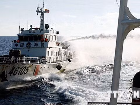 Tàu Trung Quốc dùng vòi rồng phun nước vào tàu chấp pháp của Việt Nam ngày 1/6.