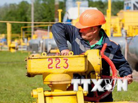 Nhân viên vận hành đường ống dẫn khí đốt tại cơ sở trữ khí đốt dưới lòng dất Bilche-Volytsko-Uherske, gần làng Bilche, vùng Lviv, miền tây Ukraine ngày 21/5. (Ảnh: AFP/TTXVN)