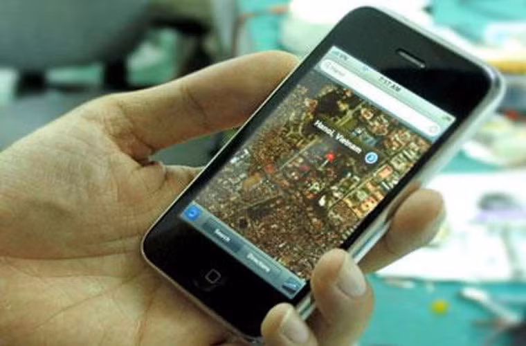 Nếu nghi ngờ điện thoại của mình bị cài phần mềm nghe lén, bạn có thể khôi phục cài đặt gốc (Factory Reset) để xóa hết bất kỳ phần mềm nghe lén nào có trên điện thoại. Việc thực hiện khá đơn giản. Với điện thoại Android nói chung, bạn cần vào mục Thiết lập (Settings), chọn "Sao lưu và đặt lại" rồi chọn tiếp "Khôi phục cài đặt gốc" (lưu ý thuật ngữ có thể sẽ có những khác biệt ở những sản phẩm khác nhau). Trước khi thực hiện việc này thì cần sao lưu lại dữ liệu sẵn có trên điện thoại. Ngoài ra, để tránh bị cài phần mềm nghe lén thì bạn nên cài đặt mật khẩu cho điện thoại cùng với các phần mềm bảo mật như Bkav Mobile Security.