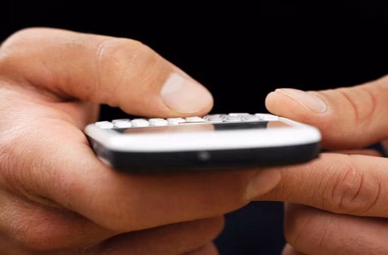 Máy lâu tắt. Khi tắt máy, bạn thấy máy tắt chậm, có ánh sáng đèn nền, nóng trong một thời gian dài, hoặc máy không chịu tắt, bạn hoàn toàn có thể nghi ngờ rằng máy mình bị theo dõi. Cần phải chú ý đến những dấu hiệu bất thường của máy.