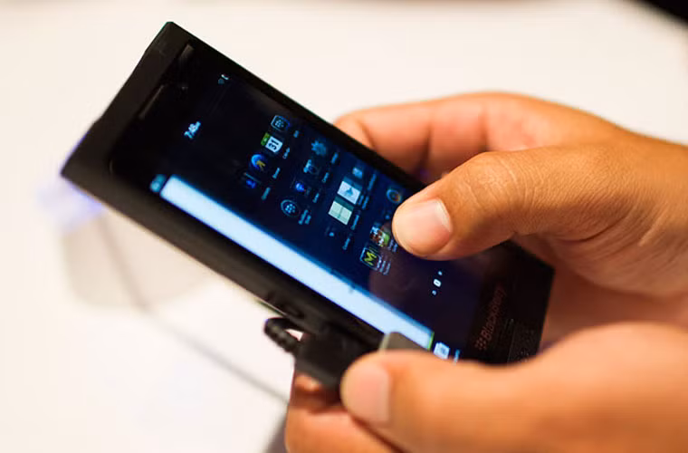 Nhiễu. Khi bạn không sử dụng điện thoại mà nó vẫn bị nhiễu thì có nghĩa là máy của bạn đang bị nghe lén. Không phải tất cả những biểu hiện trên đều chứng tỏ máy bạn đang bị nghe lén, nhưng chúng cũng đáng để bạn lưu tâm.