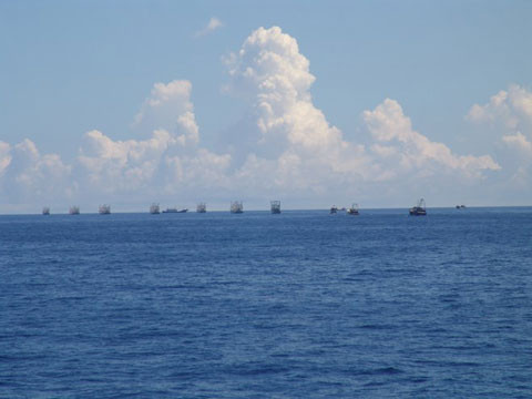 Tàu vỏ sắt dàn hàng ngang ngăn cản tàu chấp pháp Việt Nam tiếp cận giàn khoan trái phép Hải Dương 981.