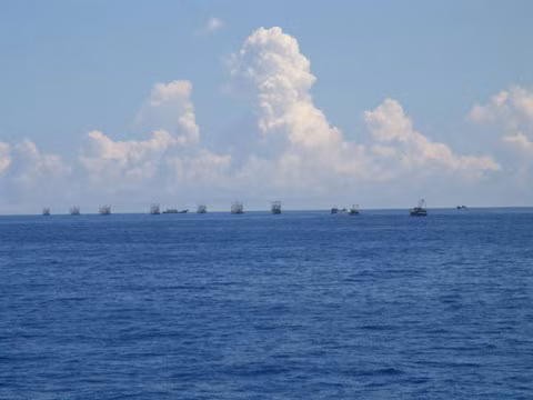 Tàu vỏ sắt dàn hàng ngang ngăn cản tàu chấp pháp Việt Nam tiếp cận giàn khoan trái phép Hải Dương 981.