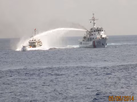 Tàu Trung Quốc phun vòi rồng vào tàu chấp pháp Việt Nam.