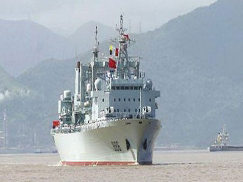 Một tàu tiếp tế lớp 903A của Trung Quốc.