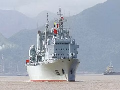 Một tàu tiếp tế lớp 903A của Trung Quốc.