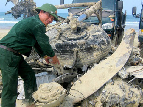 Xác chiếc máy bay được bán sắt vụn để trang trải chi phí trục vớt.