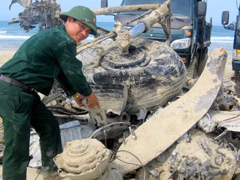 Xác chiếc máy bay được bán sắt vụn để trang trải chi phí trục vớt.