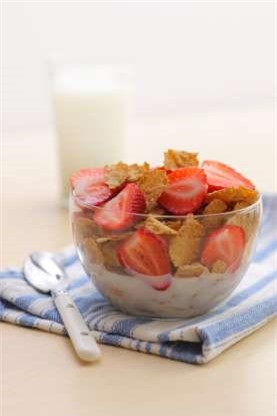 ##sc### Đầu tư cho bữa sáng lành mạnh. Thêm sữa ít béo vào ngũ cốc buổi sáng sẽ có hiệu quả trong việc đốt cháy mỡ bụng. Chế độ ăn với các thực phẩm giàu can xi cũng rất có hiệu quả. Bên cạnh đó, các khoáng chất có trong các sản phẩm từ sữa sẽ giúp ngăn ngừa đầy hơi do nạp nhiều muối. 