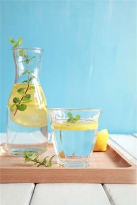 ##sc### Uống nhiều nước. Nếu bạn uống không đủ nước, cơ thể sẽ giữ nước, và phần bụng có thể nặng thêm tới 1,5 kg. 