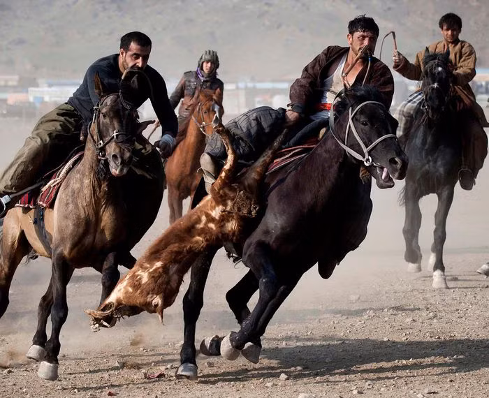 Buzkhasi là một trong những trò chơi truyền thống được yêu thích nhất ở hành lang Wakhan. Trò chơi được gọi là bóng bầu dục trên lưng ngựa và sử dụng một con dê thay thế cho quả bóng. Trong buzkhasi không có quy tắc, không có đội nhóm, cũng không có khái niệm "fair play" vì những người tham gia sẽ dùng mọi cách thức để cướp dê. Ở những vùng đất khác của Afghanistan, buzkhasi thường mang tính chính trị để tầng lớp thượng lưu giành được phiếu bầu, nhưng tại hành lang Wakhan đây chỉ là trò chơi mang tính cộng đồng. Ảnh: Mutually.