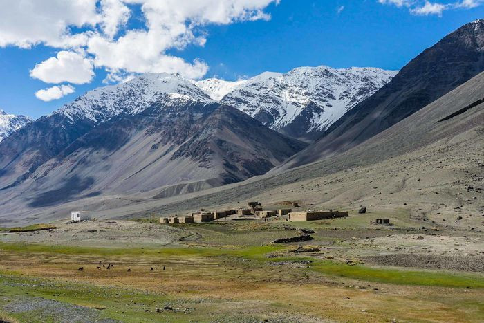 Trong nhiều thế kỷ, hành lang Wakhan là một phần của Con đường Tơ lụa nối liền Trung Quốc và Địa Trung Hải. Vào thế kỷ 19, hành lang Wakhan đóng vai trò quan trọng trong "trò chơi vĩ đại" giữa Anh và Nga. Hai quốc gia hùng mạnh này đã tiến hành nhiều cuộc chiến nhằm giành quyền kiểm soát khu vực chiến lược như hành lang Wakhan ở Afghanistan. Ranh giới hiện tại của vùng đất này được thiết lập vào năm 1893 nhằm tạo ra vùng đệm giữa lãnh thổ của Nữ vương Anh và đế quốc Nga của Sa hoàng. Hiện nay, hành lang Wakhan đang nằm trên tuyến đường thương mại trong dự án Vành đai và Con đường của Trung Quốc. Ảnh: Flickr.