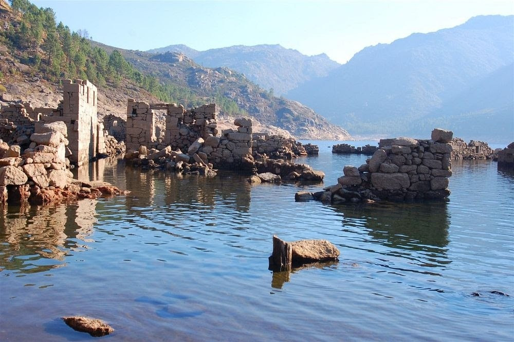 Những ngôi làng bị mất ở Bồ Đào Nha. Hơn 300 người sống trong ngôi làng nhỏ Vilarinho das Furnas ở Bồ Đào Nha. Tuy nhiên, người dân địa phương đã phải chuyển đi đến nơi ở mới do việc xây dựng một con đập tại đây vào năm 1967.