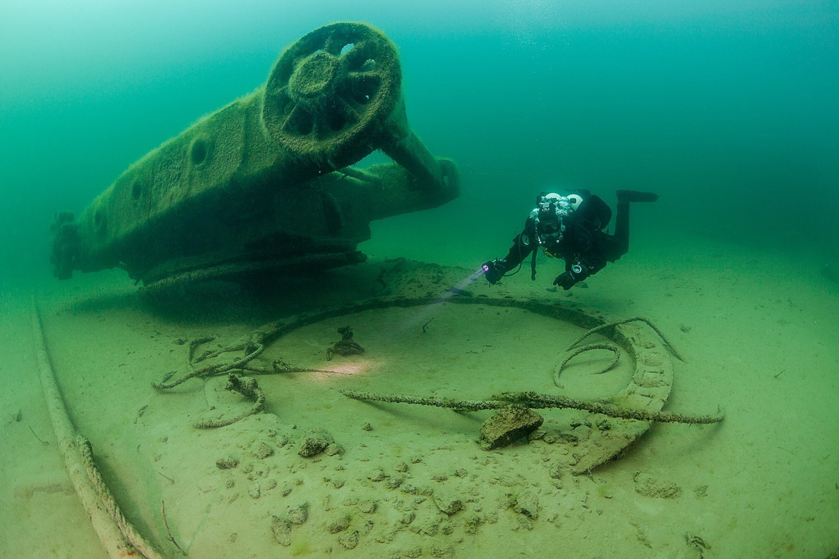 Nhà tù bỏ hoang. Nghe đến 'nhà tù bỏ hoang' đủ khiến bạn rùng mình, nhưng điều này còn tồi tệ hơn khi nhà tù ở dưới nước. Nhà tù Rummu ở Estonia thành lập vào những năm 1940 trên một mỏ đá vôi. Qua năm tháng, không ai có thể chăm sóc, nguồn nước ngầm tự nhiên đã ngấm vào và nhấn chìm khu vực trong nước.