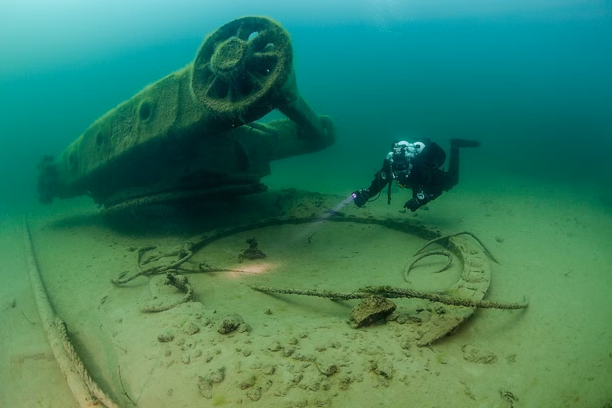 Nhà tù bỏ hoang. Nghe đến 'nhà tù bỏ hoang' đủ khiến bạn rùng mình, nhưng điều này còn tồi tệ hơn khi nhà tù ở dưới nước. Nhà tù Rummu ở Estonia thành lập vào những năm 1940 trên một mỏ đá vôi. Qua năm tháng, không ai có thể chăm sóc, nguồn nước ngầm tự nhiên đã ngấm vào và nhấn chìm khu vực trong nước.