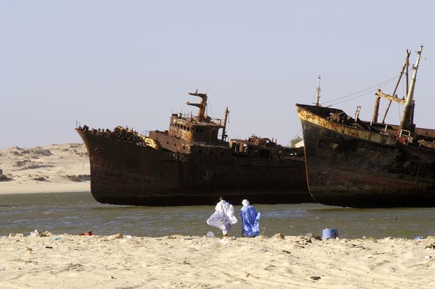 Nghĩa địa tàu. Vịnh Nouadhibou ở Mauritania nổi tiếng là một trong những nghĩa địa tàu lớn nhất thế giới, với hơn 300 tàu bị chìm dưới nước và ở trên cạn.