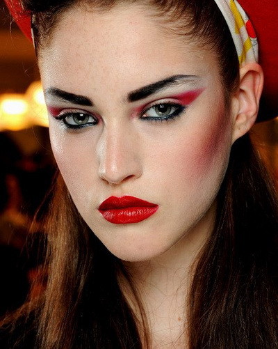 Tông màu đỏ-đen được ưa thích trong đêm ma quái.