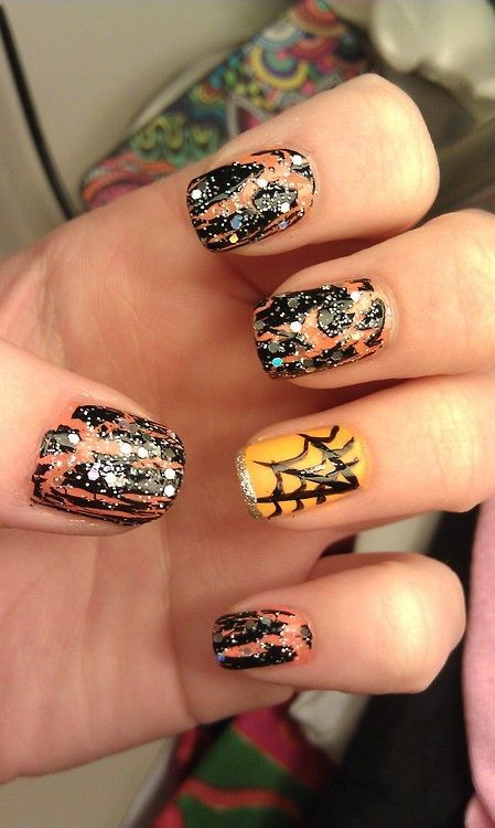 Mẫu nail này cho bạn cảm giác rùng rợn hơn trong đêm tối.