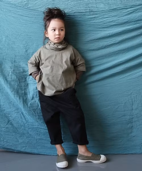 Style cực ổn với giày lười, áo cách điệu cổ màu rêu.