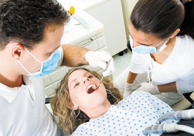 Thông thường, để gắn đá vào răng, các nha sĩ phải tuân thủ theo một quy trình nhất định. Đầu tiên, để tránh gây đau đớn cho khách hàng nha sĩ sẽ tiêm thuốc gây tê.