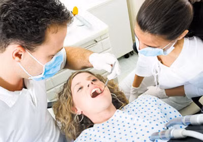 Thông thường, để gắn đá vào răng, các nha sĩ phải tuân thủ theo một quy trình nhất định. Đầu tiên, để tránh gây đau đớn cho khách hàng nha sĩ sẽ tiêm thuốc gây tê.