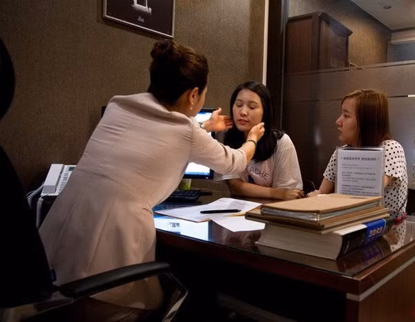 Đa số những cuộc phẫu thuật thẩm mỹ được tiến hành ở Hàn Quốc đều nhằm vào việc giảm thiểu những nét đặc trưng của phụ nữ Châu Á, họ muốn trông giống với phụ nữ da trắng, mũi cao, cằm nhọn, mắt 2 mí...