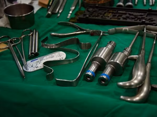 Dụng cụ phẫu thuật chuẩn bị sẵn sàng cho một ca phẫu thuật dài khoảng nửa tiếng đến một giờ đồng hồ.