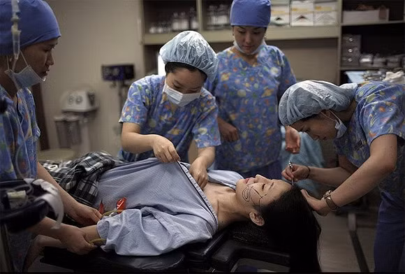 Nhiều phụ huynh Hàn Quốc còn lấy phẫu thuật thẩm mỹ làm món quà cho những thành quả và sự cố gắng của con cái họ trong quá trình học tập.