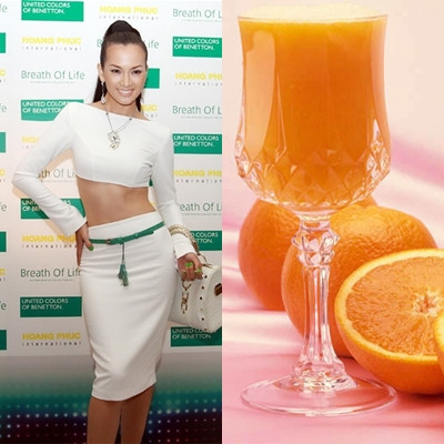 Người mẫu Anh Thư: Uống nước cam trừ bữa. Người mẫu Anh Thư vốn nổi tiếng với vóc dáng lưng ong gợi cảm nhưng trong thời gian bầu bí, cô đã tăng đến 30kg. Sau sinh nở Anh Thư giảm được 8kg nhưng số cân thừa vẫn còn “tận” 22kg. Sau khi sinh 5 tháng, Anh Thư bắt đầu thực hiện chế độ dinh dưỡng đặc biệt bằng “tuần lễ nước cam”. Trong suốt cả tuần, Thư không hề ăn uống gì khác ngoài nước cam.