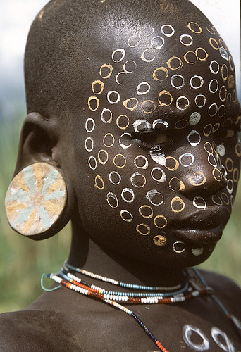 Em bé người châu Phi này chắc hẳn phải trải qua thời gian đau đớn lắm mới đeo vừa chiếc khuyên tai kia.